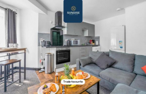 THE CLIPPIE, 3 Rooms, 4 Beds, Recently Renovated, Free WiFi, Free Street Parking, Ground Floor, Fully Equipped, Short and Long Stay Rates Available by SUNRISE SHORT LETS